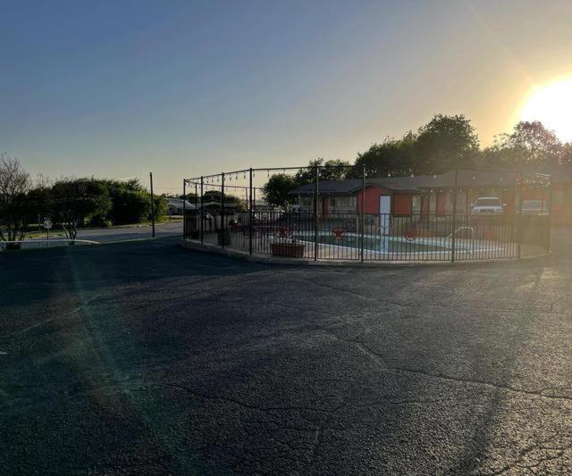 Glen Rose Inn & Suites Bagian luar foto
