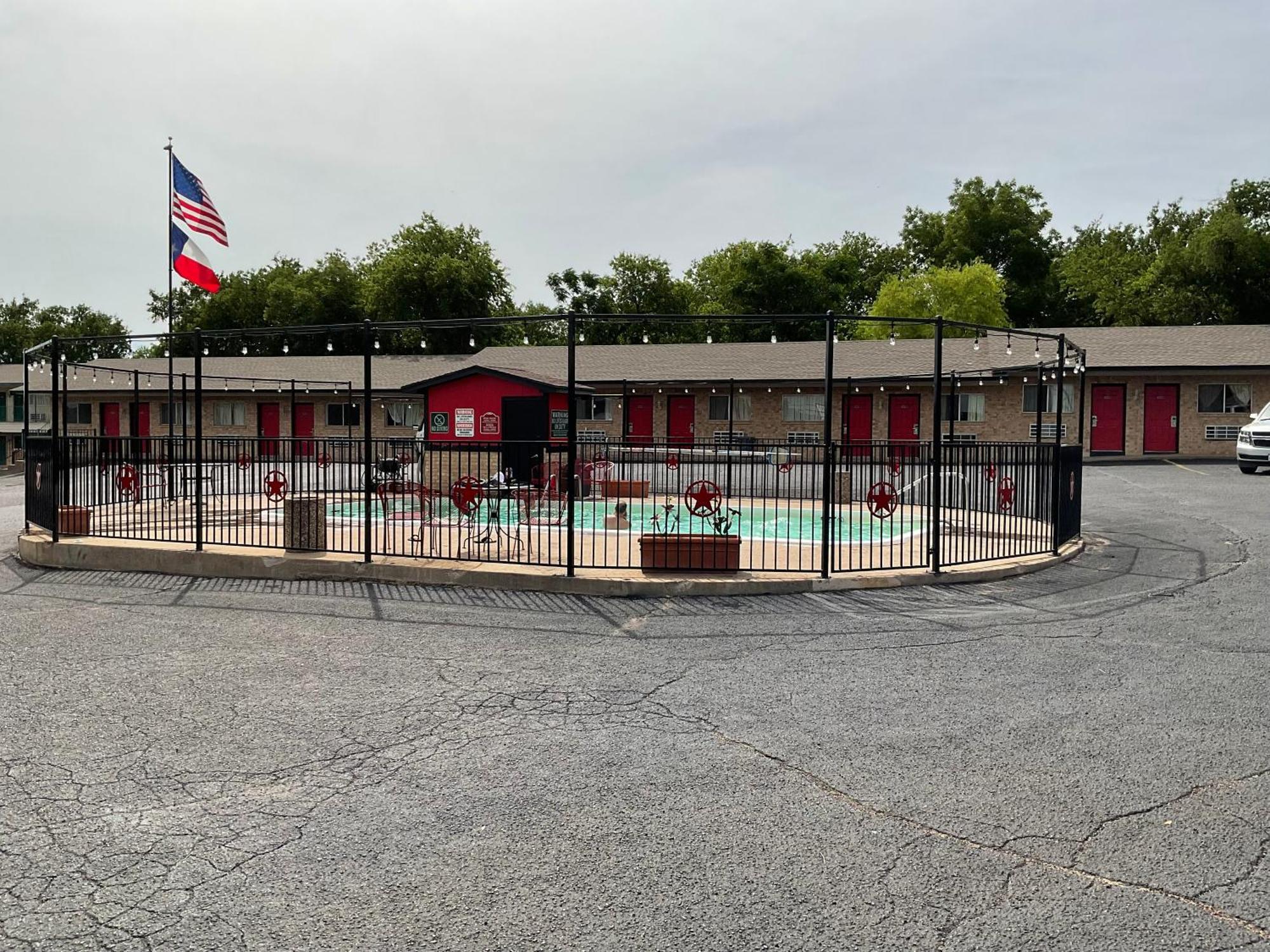 Glen Rose Inn & Suites Bagian luar foto